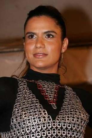 A cantora Gilmelândia é uma das famosas que usa a roupa do estilista Foto: Divulgação