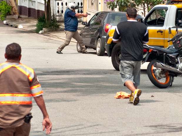 Motociclista sacou uma pistola automática e alvejou o carro em fuga Foto: Mathias Coaracy / Frame Motociclista sacou uma pistola automática e alvejou o carro em fuga Foto: Mathias Coaracy / Frame