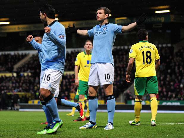 Dzeko marcou duas vezes em quatro minutos na vitória do City sobre o Norwich Foto: Getty Images Dzeko marcou duas vezes em quatro minutos na vitória do City sobre o Norwich Foto: Getty Images
