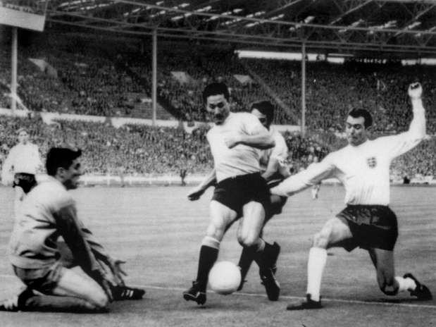 Mazurkiewicz (à esq.) disputou três Copas pelo Uruguai: 1966 (foto), 1970 e 1974 Foto: AFP Mazurkiewicz (à esq.) disputou três Copas pelo Uruguai: 1966 (foto), 1970 e 1974 Foto: AFP