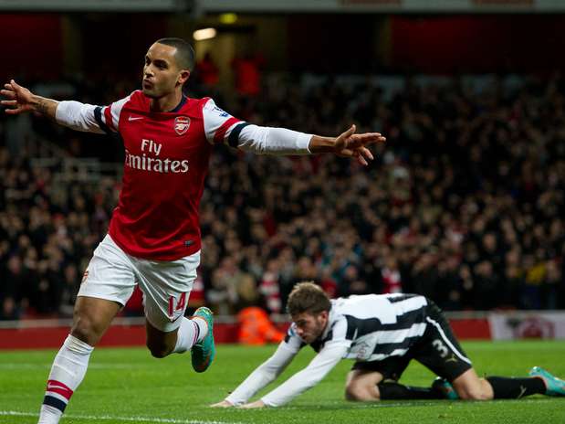 Theo Walcott foi o grande destaque da goleada do Arsenal no Emirates Foto: AP Theo Walcott foi o grande destaque da goleada do Arsenal no Emirates Foto: AP