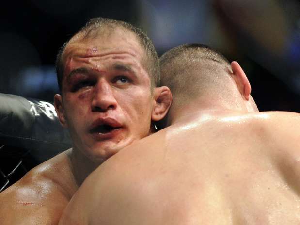 Junior Cigano levou a pior no confronto com Cain Velásquez e perdeu o cinturão dos pesados do UFC Foto: AP