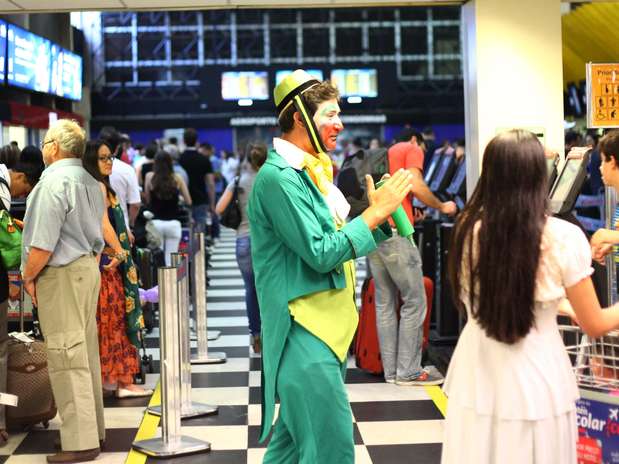 Passageiros enfrentam filas enormes para fazer check-in no Aeroporto de Congonhas, na manhã deste domingo, em São Paulo (SP) Foto: Renato S.Cerqueira / Futura Press
