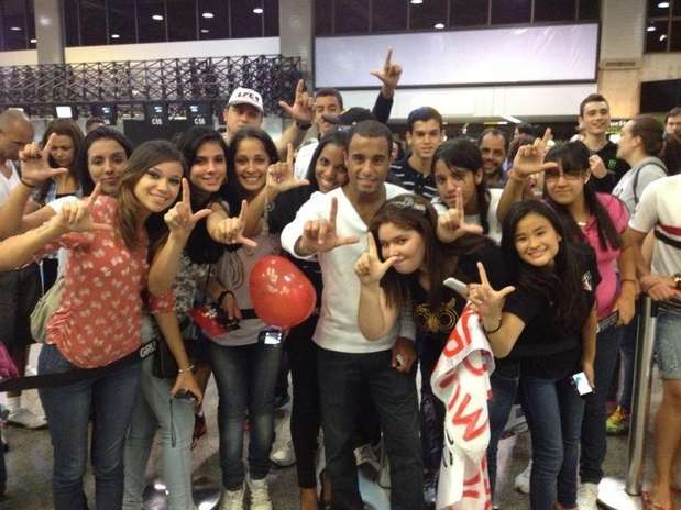 Lucas foi festejado por fãs no embarque para Doha Foto: Twitter / Reprodução Lucas foi festejado por fãs no embarque para Doha Foto: Twitter / Reprodução