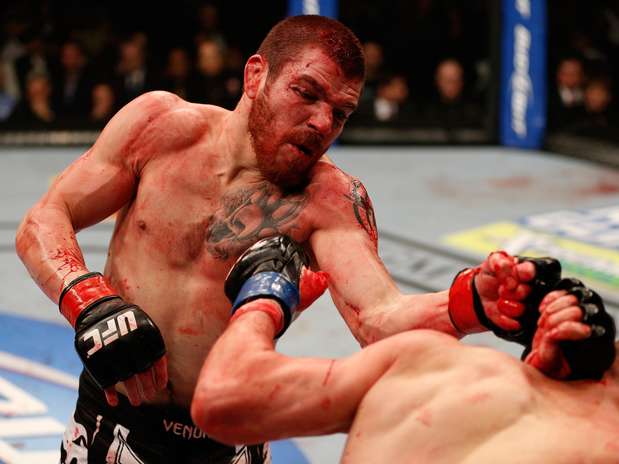 Jim Miller acerta soco em vitória sangrenta sobre Joe Lauzon  Foto: Getty Images