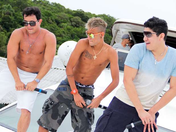 Neymar foi com sua lancha para a balada náutica e se apresentou ao lado da dupla Henrique e Diego Foto: Click Touche / Divulgação Neymar foi com sua lancha para a balada náutica e se apresentou ao lado da dupla Henrique e Diego Foto: Click Touche / Divulgação