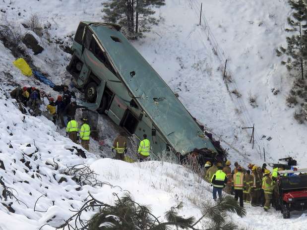 Equipes de emergência procuram por vítimas do acidente Foto: AP Equipes de emergência procuram por vítimas do acidente Foto: AP