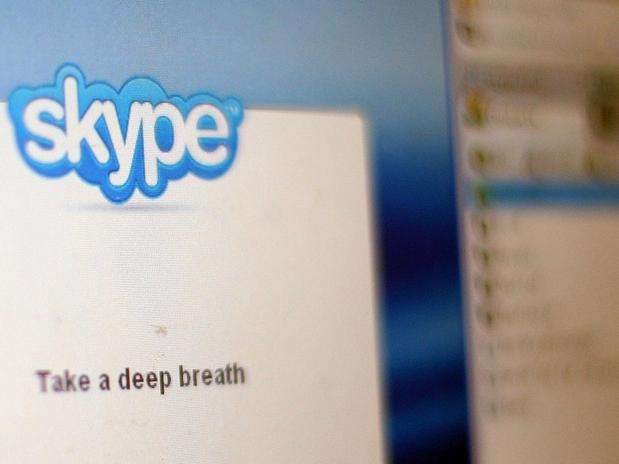 Em 2013, a Microsoft vai aposentar o Messenger, seu tradicional programa de mensagens instantâneas, obrigando todos os usuários do serviço a migrarem para o Skype. O Skype foi comprado pela Microsoft em 2011, e permite novos recursos como chamadas de vídeo e ligações para telefones tradicionais (desde que o usuário tenha créditos para isso). Você ainda usa o Messenger? Veja como fazer a integração da sua conta com o Skype e veja novos recursos que o programa permite Foto: AFP