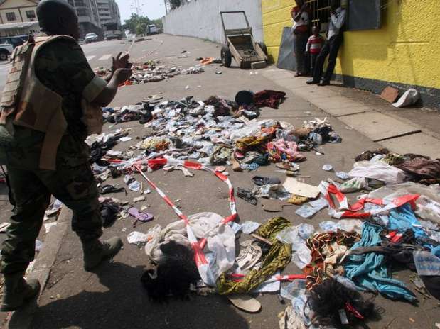 Roupas e objetos ficaram para trás no local onde centenas de pessoas foram pisoteadas na Costa do Marfim Foto: AFP