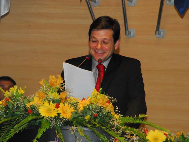 Geraldo Júlio quebrou o protocolo e declarou seu amor à mulher na plateia Foto: Câmara Municipal do Recife / Divulgação Geraldo Júlio quebrou o protocolo e declarou seu amor à mulher na plateia Foto: Câmara Municipal do Recife / Divulgação
