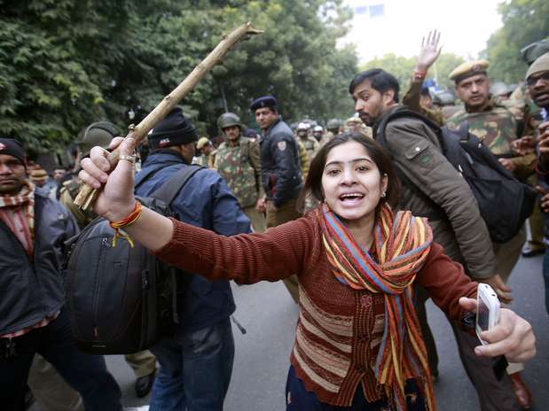 Manifestante segura bastão durante protesto em Nova Délhi, Índia Foto: Reuters