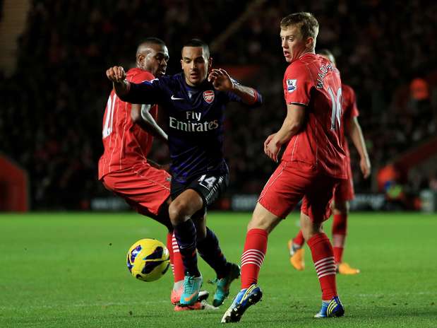 Theo Walcott encara a marcação do Southampton em empate do Arsenal Foto: Getty Images