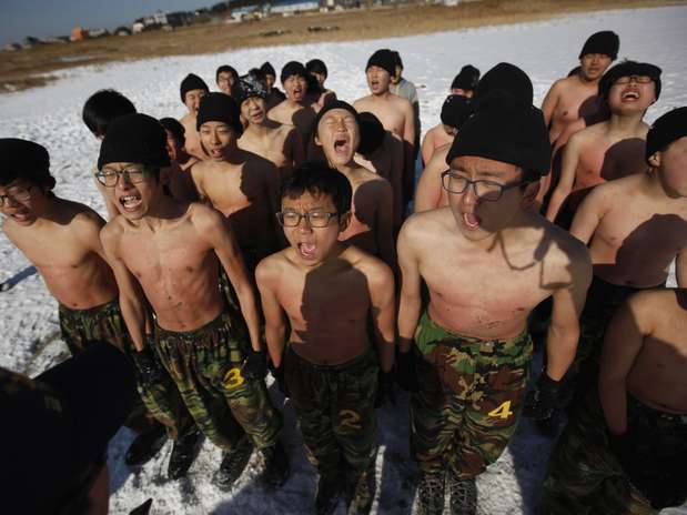 Meninos sul-coreano participam de acampamento militar sob frio intenso Foto: Reuters
