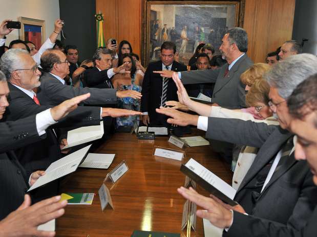 Genoino e mais 14 suplentes tomaram posse no lugar de deputados que deixaram os cargos para assumir prefeituras Foto: Rodolfo Stuckert / Divulgação Genoino e mais 14 suplentes tomaram posse no lugar de deputados que deixaram os cargos para assumir prefeituras Foto: Rodolfo Stuckert / Divulgação