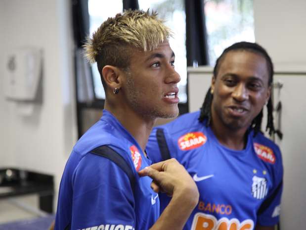Elenco do Santos se reapresentou nesta quinta-feira no CT Rei Pelé; principal astro do time, atacante Neymar apareceu loiro Foto: Santos FC / Divulgação