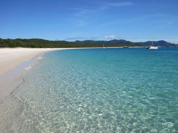 Whitehaven, Austrália Com mais de 4 km de extensão, a praia de Whitehaven faz parte do Parque Nacional das Ilhas Whitsunday, no nordeste da Austrália. Ela tem bancos de areia branca e águas límpidas em meio a uma rica vegetação. Visitantes precisam se registrar para um tour guiado e podem ficar apenas algumas horas, para manter ao máximo a preservação das praias e do parque Foto: Queensland Tourism