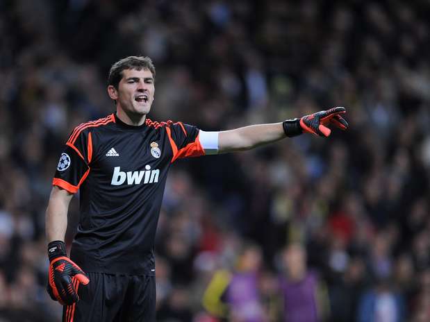 A Federação Internacional de História e Estatística do Futebol (IFFHS, na sigla em inglês) divulgou nesta sexta-feira sua lista dos melhores goleiros do mundo. Pelo quinto ano seguido, o vencedor foi Iker Casillas, capitão do Real Madrid e da seleção espanhola. Já Cássio, do Corinthians, foi o destaque brasileiro com a sétima colocação. Confira a lista Foto: Getty Images