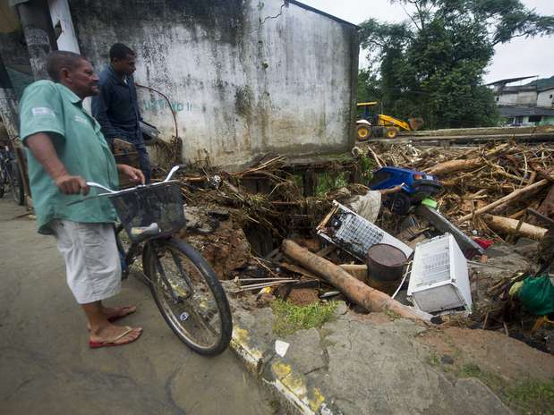 Morador observa estragos provocados pela chuva em Xerém, em Duque de Caxias Foto: Mauro Pimentel / Terra Morador observa estragos provocados pela chuva em Xerém, em Duque de Caxias Foto: Mauro Pimentel / Terra