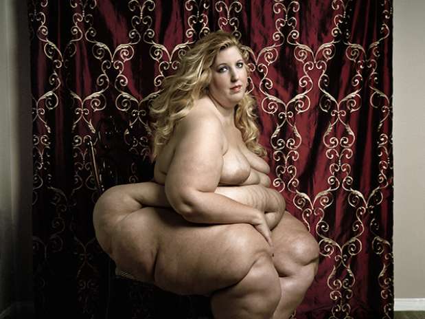 Longe de corpos magérrimos que ganham as passarelas, o fotógrafo italiano Yossi Loloi fez um ensaio que mostra o oposto aos padrões de beleza ditados pela moda e exalta as curvas de mulheres com obesidade mórbida Foto: Divulgação