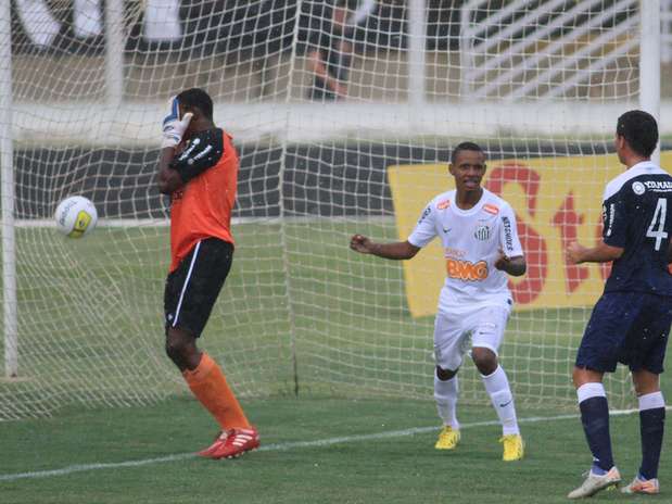 Goleiro Elielton Negão teve atuação de destaque no Remo, mas não conseguiu evitar derrota no segundo tempo Foto: Denny Cesare / Futura Press Goleiro Elielton Negão teve atuação de destaque no Remo, mas não conseguiu evitar derrota no segundo tempo Foto: Denny Cesare / Futura Press