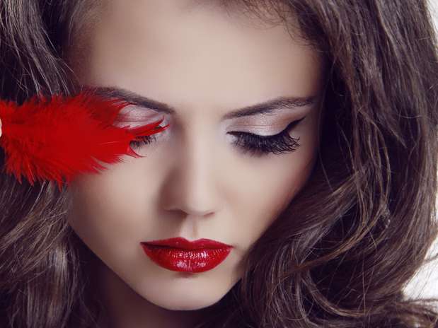 Cabelo e maquiagem: o parceiro não vai se importar se o seu cabelo está para cima ou para baixo, se seus olhos estão bem delineados e a sombra está combinando com a lingerie. Tenha confiança nos seus atos, aconselhou Kemer, pois a preocupação com coisas como a maquiagem pode cortar todo o clima Foto: Getty Images