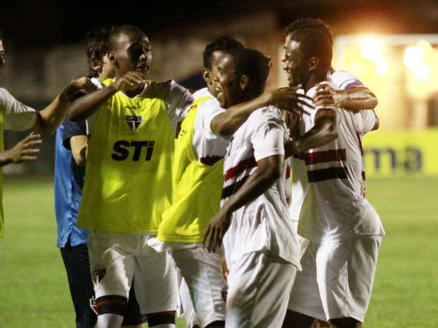 Rocha (contra), Tiago, João Schmidt, Adelino (foto) e Fábio Lima marcaram os gols tricolores contra o União-MT Foto: Bê Caviquioli / Futura Press