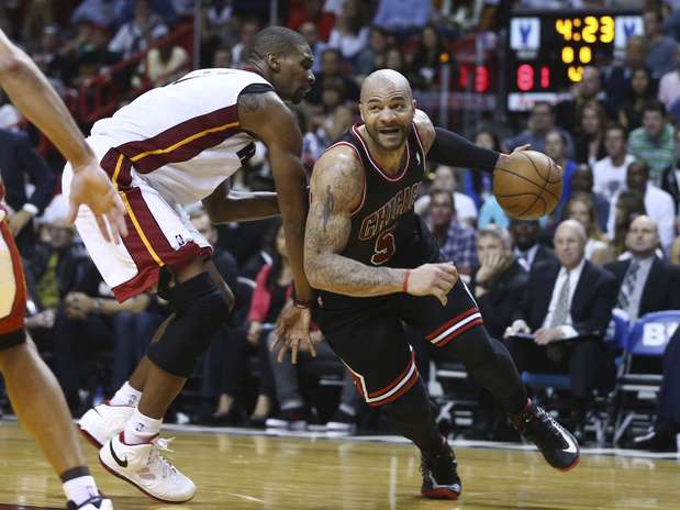 Boozer passa por Bosh; vitória surpreendente dos Bulls Foto: AP
