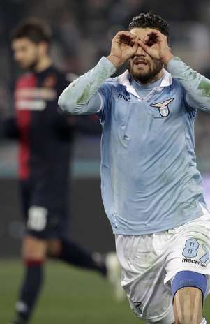 Candreva fez de pênalti no fim e assegurou vitória; liderança é da Juventus Foto: AP Candreva fez de pênalti no fim e assegurou vitória; liderança é da Juventus Foto: AP