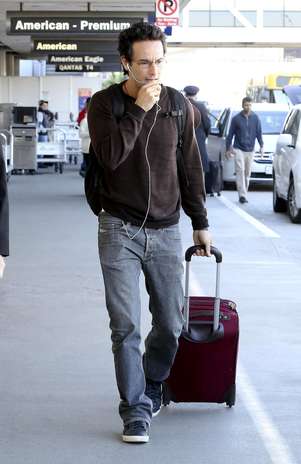 Rodrigo Santoro chegou ao local falando no celular Foto: The Grosby Group Rodrigo Santoro chegou ao local falando no celular Foto: The Grosby Group