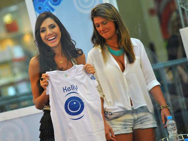 Kelly exibe camiseta com seu nome, na Casa de Vidro (arquivo) Foto: Marcelo Pereira / Terra