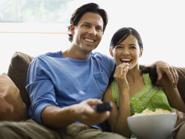 Seja parceira: seja o tipo de garota que os homens gostam de ter ao lado, para ele fazer de tudo para te agradar. Cozinhe refeições que o parceiro gosta, assista a jogos de futebol com ele, dê espaço para a hora da leitura e nunca se esqueça de dar leves beijos para vocês não perderem a conexão Foto: Getty Images