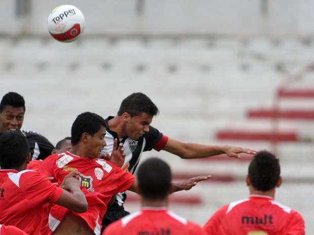 Jogadores de Atlético-MG e Noroeste disputam bola pelo alto em empate Foto: José Luís Silva / Futura Press