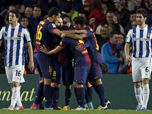 Jogando no Estádio Camp Nou, Barcelona venceu o Espanyol por 4 a 0, graças a gols marcados antes dos 30min do primeiro tempo; resultado manteve equipe azul-grená invicta na liderança do Campeonato Espanhol Foto: EFE