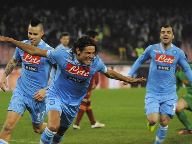 Uruguaio deu show e manteve o Napoli na terceira colocação; Roma segue em sexto lugar Foto: AP