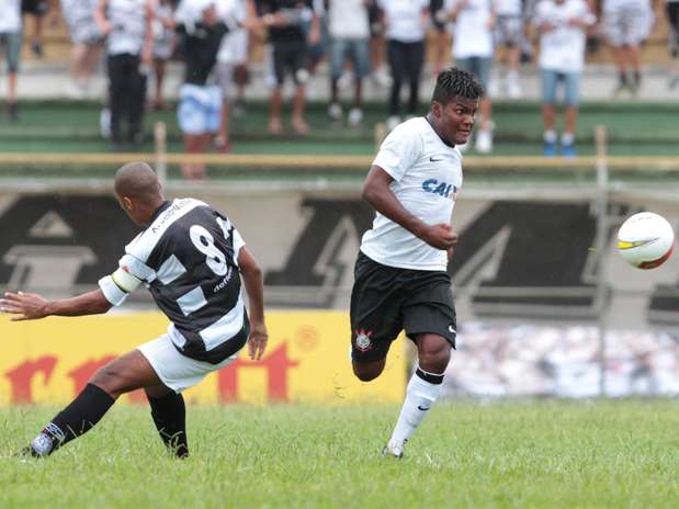 Time de Piracicaba marcou duas vezes em falhas do goleiro Caíque, mas Corinthians buscou o 2 a 2 Foto: Célio Messias / Agência Lance Time de Piracicaba marcou duas vezes em falhas do goleiro Caíque, mas Corinthians buscou o 2 a 2 Foto: Célio Messias / Agência Lance
