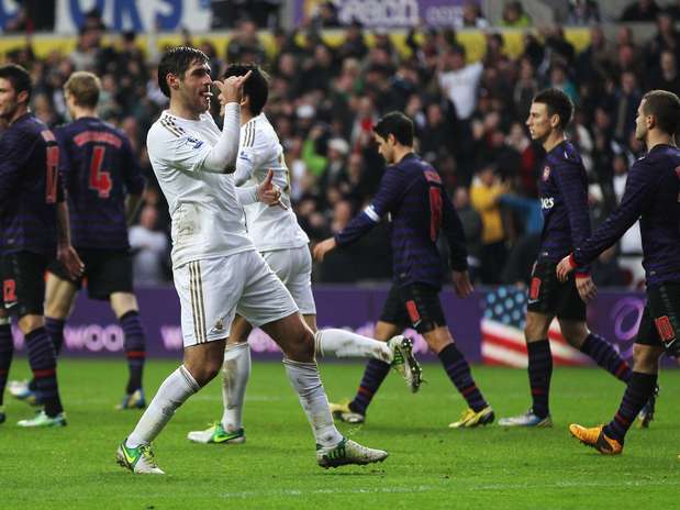 Danny Graham comemora gol de empate do Swansea contra o Arsenal, nos minutos finais do jogo Foto: Getty Images