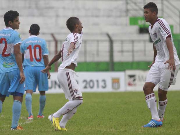 Jogadores comemoram gol na vitória do Fluminense na Copinha Foto: Bê Caviquioli / Futura Press