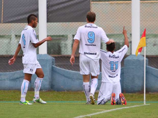 Jogadores do Grêmio comemoram gol na vitória sobre o Aquidauanense Foto: Gustavo Sawada / Futura Press Jogadores do Grêmio comemoram gol na vitória sobre o Aquidauanense Foto: Gustavo Sawada / Futura Press