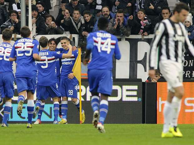 Icardi comemora gol com companheiros de Sampdoria; jogador marcou duas vezes diante da Juventus Foto: Reuters