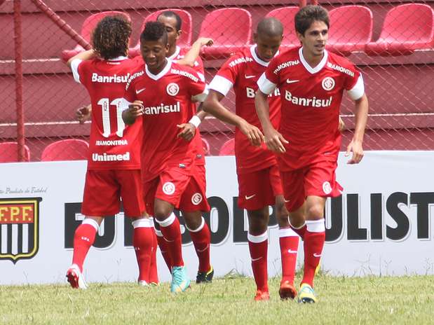 Time do Internacional comemora estreia vitoriosa; Valdívia marcou dois Foto: Edno Luan / Futura Press