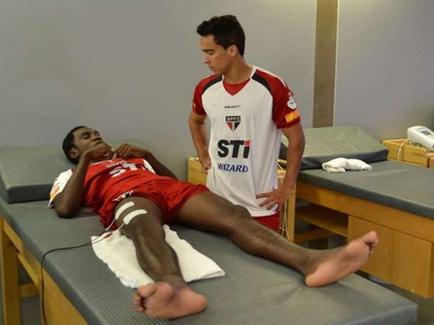 Negueba recebe visita de Jadson; lesão no segundo treino no São Paulo Foto: Site Oficial/saopaulofc.net / Divulgação