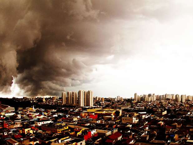 Nuvens carregadas no bairro Jabaquara, na zona sul da capital paulista Foto: Léo Pinheiro / Futura Press