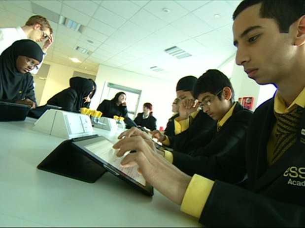 A escola substituiu praticamente todo o material escolar pelos tablets Foto: BBC Brasil A escola substituiu praticamente todo o material escolar pelos tablets Foto: BBC Brasil