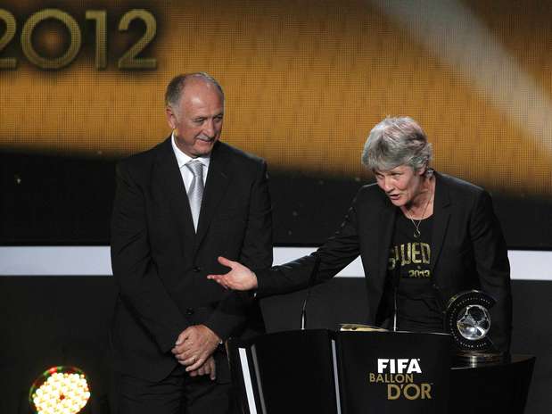 Pia Sundhage recebeu o prêmio das mãos de Luiz Felipe Scolari Foto: Reuters Pia Sundhage recebeu o prêmio das mãos de Luiz Felipe Scolari Foto: Reuters