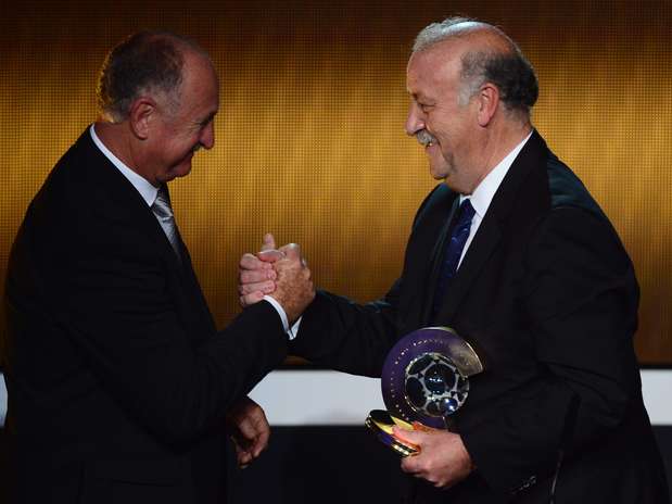 Técnico da Seleção Brasileira, Felipão entrega prêmio de melhor treinador a Vicente Del Bosque Foto: AFP Técnico da Seleção Brasileira, Felipão entrega prêmio de melhor treinador a Vicente Del Bosque Foto: AFP