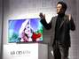 O chefe de tecnologia da LG, Skott Ahn, mostra o primeiro televisor OLED da companhia. O aparelho chega ao mercado americano em março por US$ 12 mil Foto: Reuters