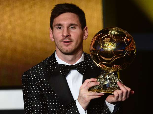 Lionel Messi é eleito pela quarta vez o melhor jogador do mundo e recebe a Bola de Ouro Foto: AFP