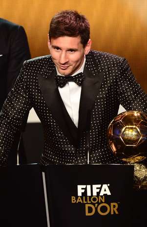 Lionel Messi é eleito pela quarta vez o melhor jogador do mundo e recebe a Bola de Ouro  Foto: AFP