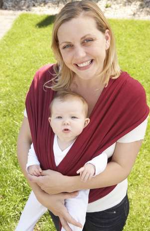 Carregar o bebê na altura do peito e de frente para que ele interaja com o mundo o deixaria mais emocionalmente seguro Foto: Getty Images