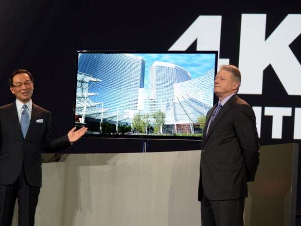 Kazuhiro Tzuga apresenta uma das OLED TVs 4k da Panasonic em Las Vegas Foto: AFP